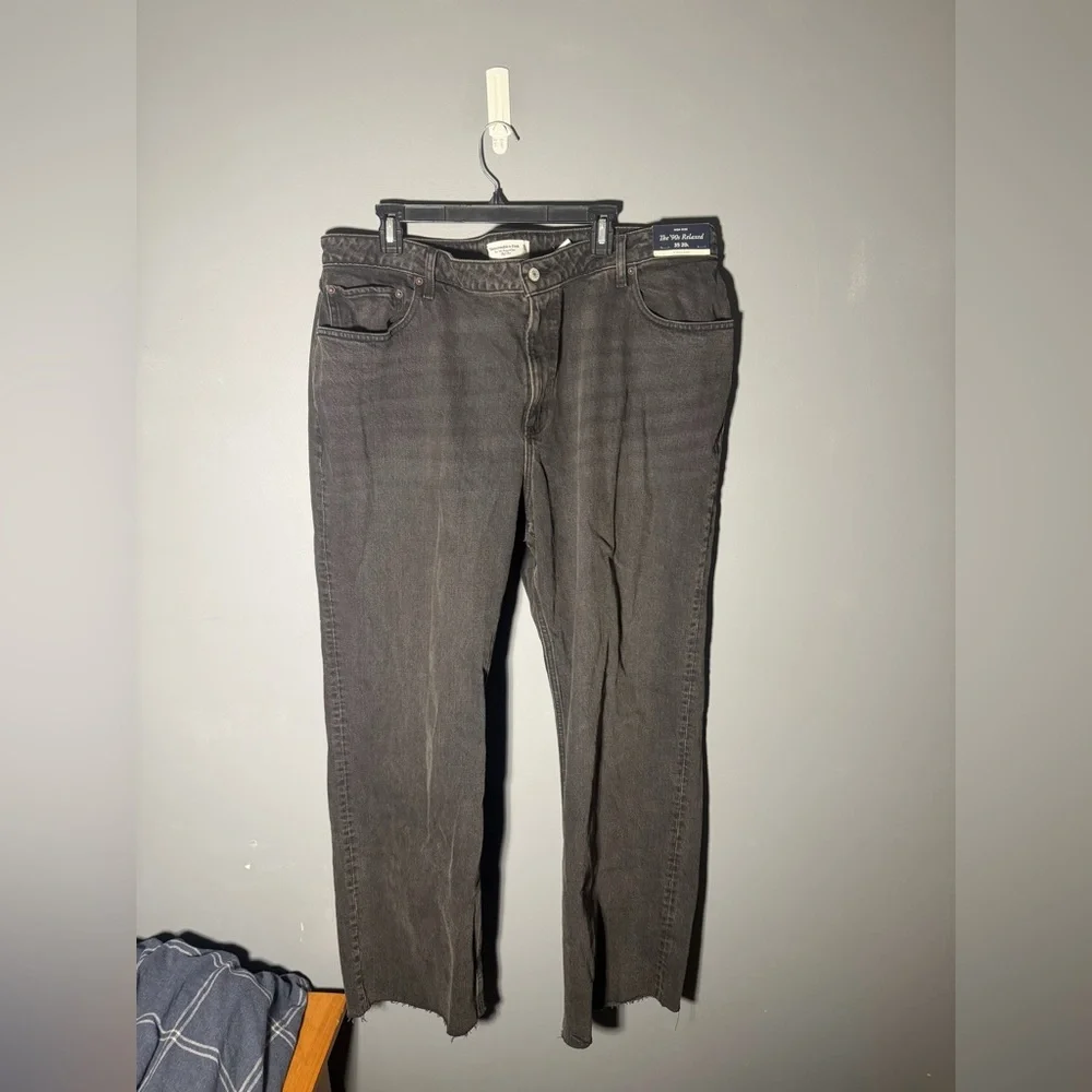 Abercrombie & Fitch High Rise 90s Relaxed Raw Hem Jean Size 35/20 Long - Picture 2 of 6